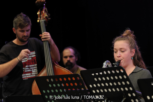 VooDoo Children Collective (9º Alternatilla Jazz Festival 2025. Auditori de Porreres. Mallorca. 2025-12-06) Por José Luis Luna Rocafort [INSTANTZZ AKA Galería fotográfica AKA Fotoblog de jazz, impro… y algo más] - Tomajazz - VooDoo Children Collective actuó en el 9º Alternatilla Jazz Festival 2025 en el Auditori de Porreres, Mallorca, el 6 de diciembre de 2025. José Luis Luna Rocafort lo retrata en INSTANTZZ. Actuaron Toni Vaquer, Diego Hervalejo, Camil Alcarazo, Joan Garcias, Ferran Martínez, Aina Tramullas, Antònia Santandreu, Carlos Cortés, Andreu Pitarch, Enric Fuster, Julian Sánchez, Maria Antònia Gili, Pep Garau, Víctor Carrascosa, Andreu Roig, Miguel Moisés, Miquel Gayà, Tomeu Garcias, Miquel Àngel Rigo, Miguel "Pintxo" Villar, Roque García, Tete Leal, Xavi Maldonado, Anggie Obin, Fernando Brox, Caterina Obrador, Ana Rodrigo, Joan Rotger, Roser Julià, Shanti Easton, Sinéad Cormican, Aina Mateu, Clementina Boeykens, Carmela Font, Macià Cerdà, Miquel Bennasar