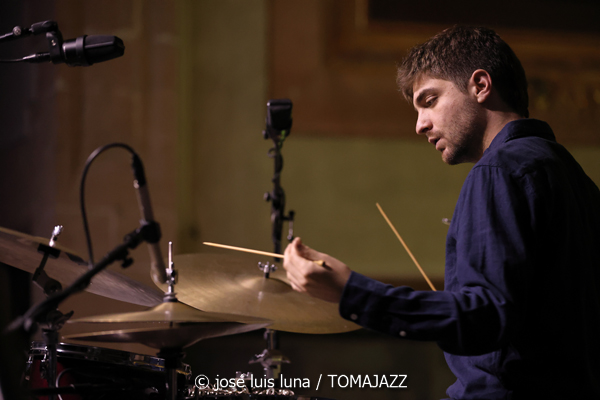 Eva Fernández Trío (9º Alternatilla Jazz Festival 2025. Església del Convent de Sant Domingo. Pollença. 2025-12-07) Por José Luis Luna Rocafort [INSTANTZZ AKA Galería fotográfica AKA Fotoblog de jazz, impro… y algo más] - Tomajazz - Eva Fernández Trío actuó en el 9º Alternatilla Jazz Festival 2025, en la Església del Convent de Sant Domingo, Pollença, el 7 de diciembre de 2025. José Luis Luna Rocafort lo retrata en INSTANTZZ AKA Galería fotográfica AKA Fotoblog de jazz, impro… y algo más]