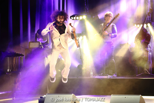 Ara Malikian (Trui Teatre. Palma de Mallorca. 2026-01-11) Por José Luis Luna Rocafort [INSTANTZZ AKA Galería fotográfica AKA Fotoblog de jazz, impro… y algo más] - Tomajazz - Ara Malikian actuó en Trui Teatre de Palma de Mallorca el 11 de enero de 2026. José Luis Luna Rocafort lo retrata en INSTANTZZ. Con Ara Malikian, Iván "Melón" Lewis, Dayan Abad García, Iván Ruiz Machado, Georvis ico Millán