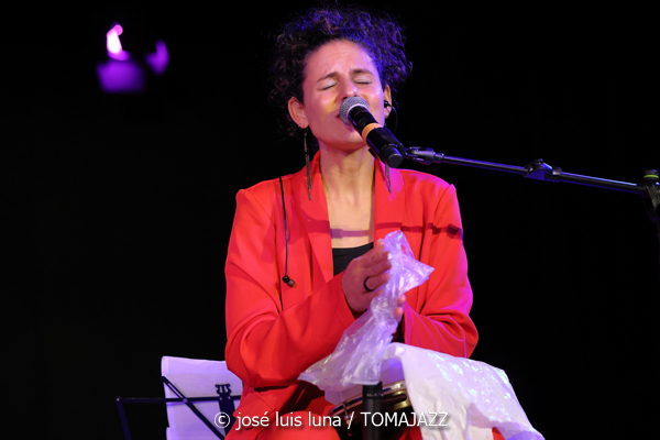 Baiao de Duas (Caixaforum Palma. 2025-12-27) Por José Luis Luna Rocafort [INSTANTZZ AKA Galería fotográfica AKA Fotoblog de jazz, impro… y algo más] - Tomajazz - Baiao de Duas actuó en Caixaforum Palma el 27 de diciembre de 2025. José Luis Luna Rocafort lo retrata en INSTANTZZ. Actuaron Aninha Paschoal, Kadija Teles