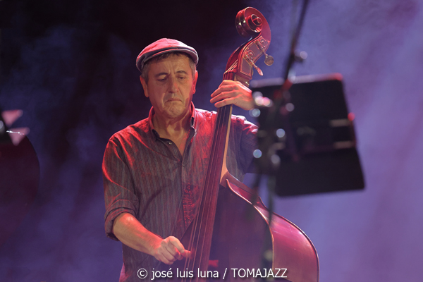 La Vella Dixieland. 45 anys (9º Alternatilla Jazz Festival 2025. Teatre Principal d'Inca. Mallorca. 2025-12-05) Por José Luis Luna Rocafort [INSTANTZZ AKA Galería fotográfica AKA Fotoblog de jazz, impro… y algo más] - Tomajazz - La Vella Dixieland. 45 anys actuó en el 9º Alternatilla Jazz Festival en el Teatre Principal d'Inca, Mallorca, el 5 de diciembre de 2025. José Luis Luna Rocafort lo retrata en INSTANTZZ. Actuaron Pep Gol, Pau Casares, Xavier Manau, Benoît Poinsot, Lluc Casares, Oriol Vallès, Pablo Martín, Gerard Nieto, Josemi Moraleda, Pinyu Martí