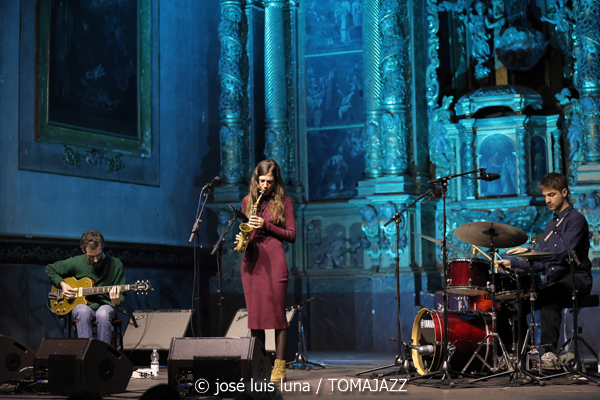 Eva Fernández Trío (9º Alternatilla Jazz Festival 2025. Església del Convent de Sant Domingo. Pollença. 2025-12-07) Por José Luis Luna Rocafort [INSTANTZZ AKA Galería fotográfica AKA Fotoblog de jazz, impro… y algo más] - Tomajazz - Eva Fernández Trío actuó en el 9º Alternatilla Jazz Festival 2025, en la Església del Convent de Sant Domingo, Pollença, el 7 de diciembre de 2025. José Luis Luna Rocafort lo retrata en INSTANTZZ AKA Galería fotográfica AKA Fotoblog de jazz, impro… y algo más]