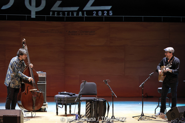 Richard Galliano "New Viaggio Trio" (9º Alternatilla Jazz Festival 2025. Conservatori Superior de Música de les Illes Balears. Palma. 2025-12-07) Por José Luis Luna Rocafort [INSTANTZZ AKA Galería fotográfica AKA Fotoblog de jazz, impro… y algo más] - Tomajazz - Richard Galliano "New Viaggio Trio" actuó en el 9º Alternatilla Jazz Festival, en CSM de les Illes Balears en Palma, el 7 de diciembre de 2025. José Luis Luna Rocafort lo retrata en INSTANTZZ. Actuaron Richard Galliano, Adrien Moignard, Philippe Aerts