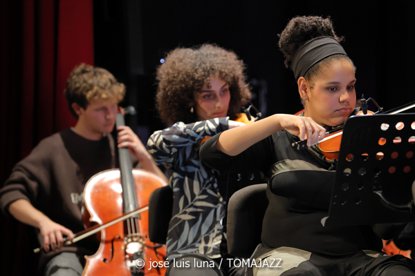 VooDoo Children Collective (9º Alternatilla Jazz Festival 2025. Auditori de Porreres. Mallorca. 2025-12-06) Por José Luis Luna Rocafort [INSTANTZZ AKA Galería fotográfica AKA Fotoblog de jazz, impro… y algo más] - Tomajazz - VooDoo Children Collective actuó en el 9º Alternatilla Jazz Festival 2025 en el Auditori de Porreres, Mallorca, el 6 de diciembre de 2025. José Luis Luna Rocafort lo retrata en INSTANTZZ. Actuaron Toni Vaquer, Diego Hervalejo, Camil Alcarazo, Joan Garcias, Ferran Martínez, Aina Tramullas, Antònia Santandreu, Carlos Cortés, Andreu Pitarch, Enric Fuster, Julian Sánchez, Maria Antònia Gili, Pep Garau, Víctor Carrascosa, Andreu Roig, Miguel Moisés, Miquel Gayà, Tomeu Garcias, Miquel Àngel Rigo, Miguel "Pintxo" Villar, Roque García, Tete Leal, Xavi Maldonado, Anggie Obin, Fernando Brox, Caterina Obrador, Ana Rodrigo, Joan Rotger, Roser Julià, Shanti Easton, Sinéad Cormican, Aina Mateu, Clementina Boeykens, Carmela Font, Macià Cerdà, Miquel Bennasar