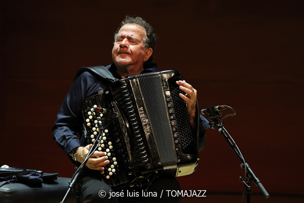 Richard Galliano "New Viaggio Trio" (9º Alternatilla Jazz Festival 2025. Conservatori Superior de Música de les Illes Balears. Palma. 2025-12-07) Por José Luis Luna Rocafort [INSTANTZZ AKA Galería fotográfica AKA Fotoblog de jazz, impro… y algo más] - Tomajazz - Richard Galliano "New Viaggio Trio" actuó en el 9º Alternatilla Jazz Festival, en CSM de les Illes Balears en Palma, el 7 de diciembre de 2025. José Luis Luna Rocafort lo retrata en INSTANTZZ. Actuaron Richard Galliano, Adrien Moignard, Philippe Aerts