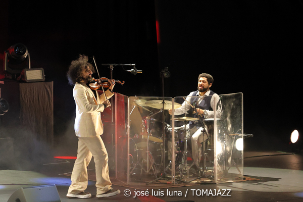 Ara Malikian (Trui Teatre. Palma de Mallorca. 2026-01-11) Por José Luis Luna Rocafort [INSTANTZZ AKA Galería fotográfica AKA Fotoblog de jazz, impro… y algo más] - Tomajazz - Ara Malikian actuó en Trui Teatre de Palma de Mallorca el 11 de enero de 2026. José Luis Luna Rocafort lo retrata en INSTANTZZ. Con Ara Malikian, Iván "Melón" Lewis, Dayan Abad García, Iván Ruiz Machado, Georvis ico Millán