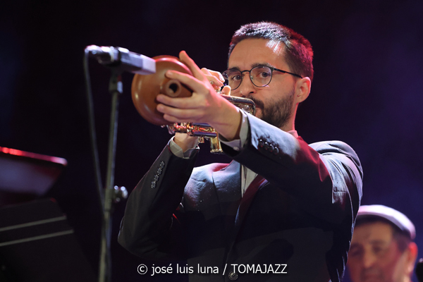 La Vella Dixieland. 45 anys (9º Alternatilla Jazz Festival 2025. Teatre Principal d'Inca. Mallorca. 2025-12-05) Por José Luis Luna Rocafort [INSTANTZZ AKA Galería fotográfica AKA Fotoblog de jazz, impro… y algo más] - Tomajazz - La Vella Dixieland. 45 anys actuó en el 9º Alternatilla Jazz Festival en el Teatre Principal d'Inca, Mallorca, el 5 de diciembre de 2025. José Luis Luna Rocafort lo retrata en INSTANTZZ. Actuaron Pep Gol, Pau Casares, Xavier Manau, Benoît Poinsot, Lluc Casares, Oriol Vallès, Pablo Martín, Gerard Nieto, Josemi Moraleda, Pinyu Martí