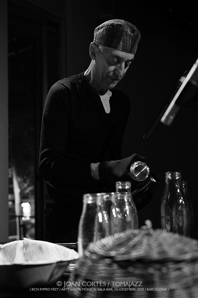 Josep-Maria Balanyà “Altres Intrusions” (Bcn ImproFest / Arts Santa Mònica -Sala Bar-, 2025-12-10 / Barcelona) Por Joan Cortès [INSTANTZZ AKA Galería fotográfica AKA Fotoblog de jazz, impro… y algo más] - Tomajazz - Josep-Maria Balanyà “Altres Intrusions” (Bcn ImproFest / Arts Santa Mònica -Sala Bar-, 2025-12-10 / Barcelona) Por Joan Cortès [INSTANTZZ