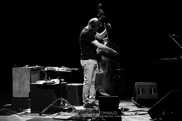 Ben LaMar Gay, Sam Pluta & Pascal Niggenkemper (L’Auditori S2•OM, 2025-12-09 / Barcelona) Por Joan Cortès [INSTANTZZ AKA Galería fotográfica AKA Fotoblog de jazz, impro… y algo más] - Tomajazz - Ben LaMar Gay, Sam Pluta, Pascal Niggenkemper actuaron en L’Auditori de Barcelona, el 9 de diciembre de 2025. Joan Cortès lo retrata en INSTANTZZ