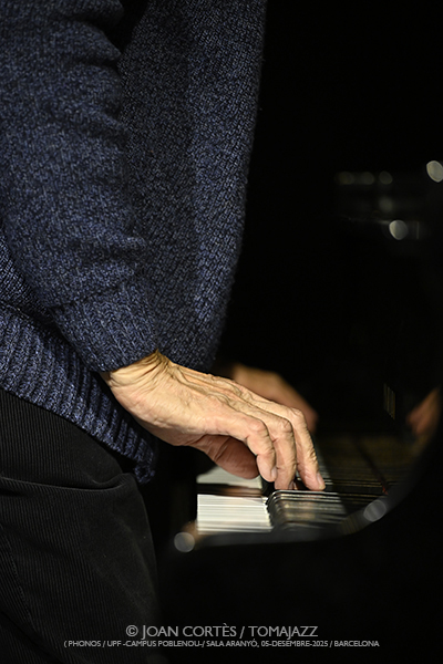 Sam Pluta & Agustí Fernández (Phonos / UPF-Sala Aranyó, 2025-12-05 / Barcelona) Por Joan Cortès [INSTANTZZ AKA Galería fotográfica AKA Fotoblog de jazz, impro… y algo más] - Tomajazz - Sam Pluta & Agustí Fernández acuaron en Phonos, UPF-Sala Aranyó de Barcelona, el 5 de diciembre de 2025. Joan Cortès lo retrata en INSTANTZZ