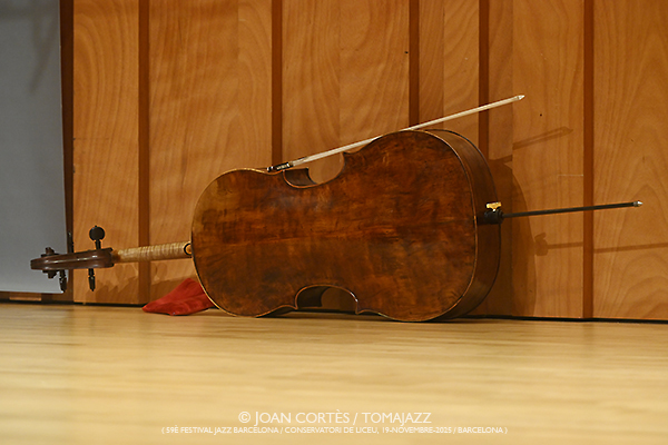 Anja Lechner & François Couturier (59è Festival de Jazz de Barcelona / Conservatori del Liceu, 2025-11-19 / Barcelona) [05] Por Joan Cortès [INSTANTZZ AKA Galería fotográfica AKA Fotoblog de jazz, impro… y algo más] - Tomajazz - Anja Lechner & François Couturier participaron en el 57è Festival de Jazz de Barcelona en el Conservatori del Liceu, el 19 de noviembre de 2025. Joan Cortès lo relata y retrata