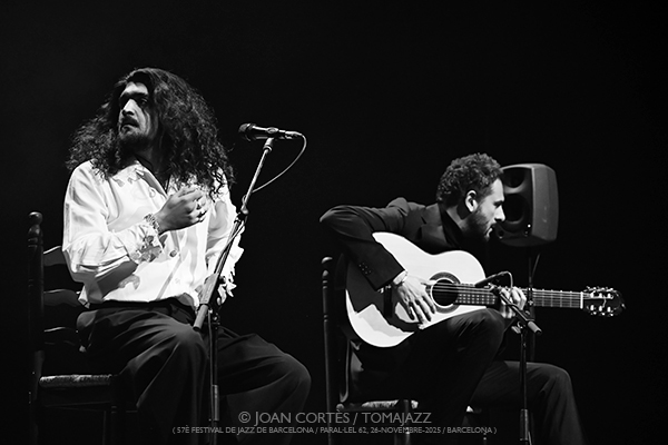 Israel Fernández & Diego del Morao (57è Festival de Jazz de Barcelona / Paral•lel 62, 2025-11-26 / Barcelona) [07] Por Joan Cortès [Flamencuras AKA INSTANTZZ AKA Galería fotográfica AKA Fotoblog de jazz, impro… y algo más] - Tomajazz - Israel Fernández & Diego del Morao actuaron en el 57è Festival de Jazz de Barcelona en Paral•lel 62, el 26 de noviembre de 2025. Joan Cortès lo retrata en las Flamencuras de INSTANTZZ