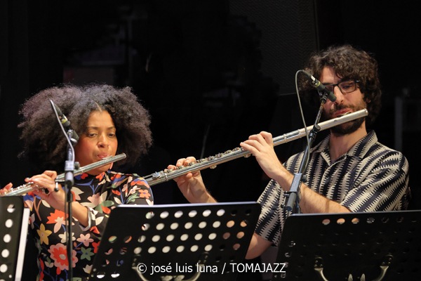 VooDoo Children Collective (9º Alternatilla Jazz Festival 2025. Auditori de Porreres. Mallorca. 2025-12-06) Por José Luis Luna Rocafort [INSTANTZZ AKA Galería fotográfica AKA Fotoblog de jazz, impro… y algo más] - Tomajazz - VooDoo Children Collective actuó en el 9º Alternatilla Jazz Festival 2025 en el Auditori de Porreres, Mallorca, el 6 de diciembre de 2025. José Luis Luna Rocafort lo retrata en INSTANTZZ. Actuaron Toni Vaquer, Diego Hervalejo, Camil Alcarazo, Joan Garcias, Ferran Martínez, Aina Tramullas, Antònia Santandreu, Carlos Cortés, Andreu Pitarch, Enric Fuster, Julian Sánchez, Maria Antònia Gili, Pep Garau, Víctor Carrascosa, Andreu Roig, Miguel Moisés, Miquel Gayà, Tomeu Garcias, Miquel Àngel Rigo, Miguel "Pintxo" Villar, Roque García, Tete Leal, Xavi Maldonado, Anggie Obin, Fernando Brox, Caterina Obrador, Ana Rodrigo, Joan Rotger, Roser Julià, Shanti Easton, Sinéad Cormican, Aina Mateu, Clementina Boeykens, Carmela Font, Macià Cerdà, Miquel Bennasar