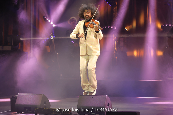 Ara Malikian (Trui Teatre. Palma de Mallorca. 2026-01-11) Por José Luis Luna Rocafort [INSTANTZZ AKA Galería fotográfica AKA Fotoblog de jazz, impro… y algo más] - Tomajazz - Ara Malikian actuó en Trui Teatre de Palma de Mallorca el 11 de enero de 2026. José Luis Luna Rocafort lo retrata en INSTANTZZ. Con Ara Malikian, Iván "Melón" Lewis, Dayan Abad García, Iván Ruiz Machado, Georvis ico Millán