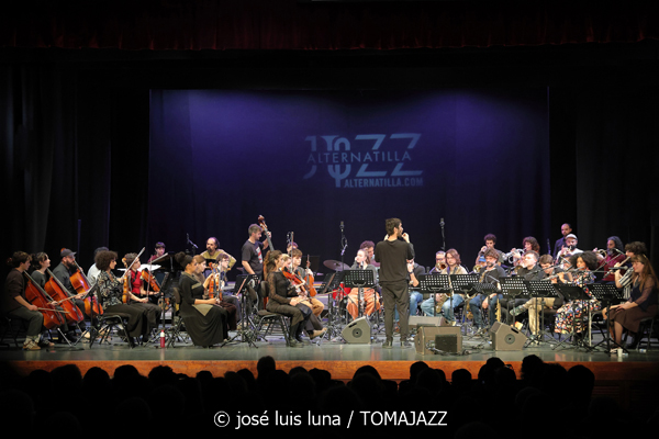 VooDoo Children Collective (9º Alternatilla Jazz Festival 2025. Auditori de Porreres. Mallorca. 2025-12-06) Por José Luis Luna Rocafort [INSTANTZZ AKA Galería fotográfica AKA Fotoblog de jazz, impro… y algo más] - Tomajazz - VooDoo Children Collective actuó en el 9º Alternatilla Jazz Festival 2025 en el Auditori de Porreres, Mallorca, el 6 de diciembre de 2025. José Luis Luna Rocafort lo retrata en INSTANTZZ. Actuaron Toni Vaquer, Diego Hervalejo, Camil Alcarazo, Joan Garcias, Ferran Martínez, Aina Tramullas, Antònia Santandreu, Carlos Cortés, Andreu Pitarch, Enric Fuster, Julian Sánchez, Maria Antònia Gili, Pep Garau, Víctor Carrascosa, Andreu Roig, Miguel Moisés, Miquel Gayà, Tomeu Garcias, Miquel Àngel Rigo, Miguel "Pintxo" Villar, Roque García, Tete Leal, Xavi Maldonado, Anggie Obin, Fernando Brox, Caterina Obrador, Ana Rodrigo, Joan Rotger, Roser Julià, Shanti Easton, Sinéad Cormican, Aina Mateu, Clementina Boeykens, Carmela Font, Macià Cerdà, Miquel Bennasar