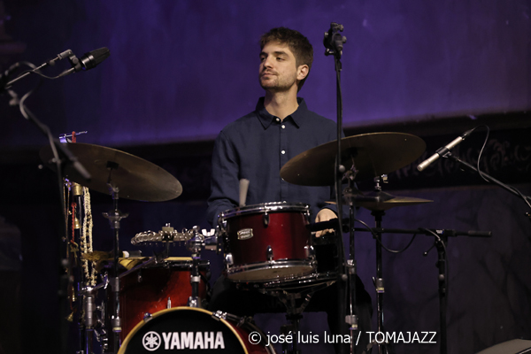 Eva Fernández Trío (9º Alternatilla Jazz Festival 2025. Església del Convent de Sant Domingo. Pollença. 2025-12-07) Por José Luis Luna Rocafort [INSTANTZZ AKA Galería fotográfica AKA Fotoblog de jazz, impro… y algo más] - Tomajazz - Eva Fernández Trío actuó en el 9º Alternatilla Jazz Festival 2025, en la Església del Convent de Sant Domingo, Pollença, el 7 de diciembre de 2025. José Luis Luna Rocafort lo retrata en INSTANTZZ. Con Eva Fernández, Josep Munar, Enric Fuster