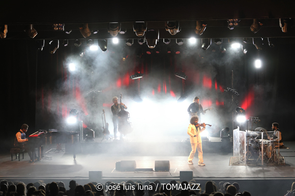 Ara Malikian (Trui Teatre. Palma de Mallorca. 2026-01-11) Por José Luis Luna Rocafort [INSTANTZZ AKA Galería fotográfica AKA Fotoblog de jazz, impro… y algo más] - Tomajazz - Ara Malikian actuó en Trui Teatre de Palma de Mallorca el 11 de enero de 2026. José Luis Luna Rocafort lo retrata en INSTANTZZ. Con Ara Malikian, Iván "Melón" Lewis, Dayan Abad García, Iván Ruiz Machado, Georvis ico Millán