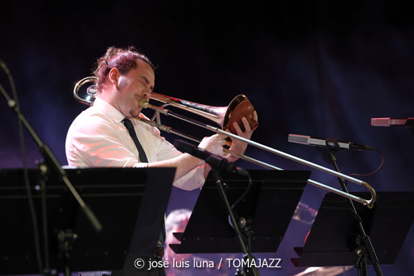 La Vella Dixieland. 45 anys (9º Alternatilla Jazz Festival 2025. Teatre Principal d'Inca. Mallorca. 2025-12-05) Por José Luis Luna Rocafort [INSTANTZZ AKA Galería fotográfica AKA Fotoblog de jazz, impro… y algo más] - Tomajazz - La Vella Dixieland. 45 anys actuó en el 9º Alternatilla Jazz Festival en el Teatre Principal d'Inca, Mallorca, el 5 de diciembre de 2025. José Luis Luna Rocafort lo retrata en INSTANTZZ. Actuaron Pep Gol, Pau Casares, Xavier Manau, Benoît Poinsot, Lluc Casares, Oriol Vallès, Pablo Martín, Gerard Nieto, Josemi Moraleda, Pinyu Martí