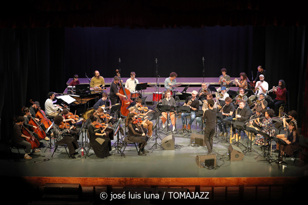 VooDoo Children Collective (9º Alternatilla Jazz Festival 2025. Auditori de Porreres. Mallorca. 2025-12-06) Por José Luis Luna Rocafort [INSTANTZZ AKA Galería fotográfica AKA Fotoblog de jazz, impro… y algo más] - Tomajazz - VooDoo Children Collective actuó en el 9º Alternatilla Jazz Festival 2025 en el Auditori de Porreres, Mallorca, el 6 de diciembre de 2025. José Luis Luna Rocafort lo retrata en INSTANTZZ. Actuaron Toni Vaquer, Diego Hervalejo, Camil Alcarazo, Joan Garcias, Ferran Martínez, Aina Tramullas, Antònia Santandreu, Carlos Cortés, Andreu Pitarch, Enric Fuster, Julian Sánchez, Maria Antònia Gili, Pep Garau, Víctor Carrascosa, Andreu Roig, Miguel Moisés, Miquel Gayà, Tomeu Garcias, Miquel Àngel Rigo, Miguel "Pintxo" Villar, Roque García, Tete Leal, Xavi Maldonado, Anggie Obin, Fernando Brox, Caterina Obrador, Ana Rodrigo, Joan Rotger, Roser Julià, Shanti Easton, Sinéad Cormican, Aina Mateu, Clementina Boeykens, Carmela Font, Macià Cerdà, Miquel Bennasar
