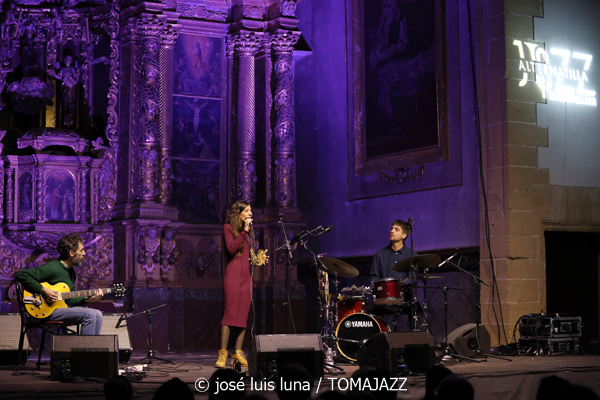 Eva Fernández Trío (9º Alternatilla Jazz Festival 2025. Església del Convent de Sant Domingo. Pollença. 2025-12-07) Por José Luis Luna Rocafort [INSTANTZZ AKA Galería fotográfica AKA Fotoblog de jazz, impro… y algo más] - Tomajazz - Eva Fernández Trío actuó en el 9º Alternatilla Jazz Festival 2025, en la Església del Convent de Sant Domingo, Pollença, el 7 de diciembre de 2025. José Luis Luna Rocafort lo retrata en INSTANTZZ. Con Eva Fernández, Josep Munar, Enric Fuster