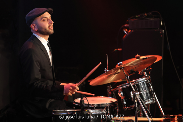The Jazz Room (Es Gremi. Palma de Mallorca. 2025-12-16) Por José Luis Luna Rocafort [INSTANTZZ AKA Galería fotográfica AKA Fotoblog de jazz, impro… y algo más] - Tomajazz - The Jazz Room actuó en Es Gremi de Palma de Mallorca, el 16 de diciembre de 2025. José Luis Luna Rocafort lo retrata en INSTANTZZ. Con Guillermo Valero, David Romero, David Sam, Carlos Picó, Erc Barrachina
