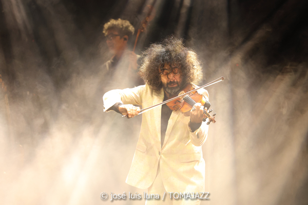 Ara Malikian (Trui Teatre. Palma de Mallorca. 2026-01-11) Por José Luis Luna Rocafort [INSTANTZZ AKA Galería fotográfica AKA Fotoblog de jazz, impro… y algo más] - Tomajazz - Ara Malikian actuó en Trui Teatre de Palma de Mallorca el 11 de enero de 2026. José Luis Luna Rocafort lo retrata en INSTANTZZ. Con Ara Malikian, Iván "Melón" Lewis, Dayan Abad García, Iván Ruiz Machado, Georvis ico Millán