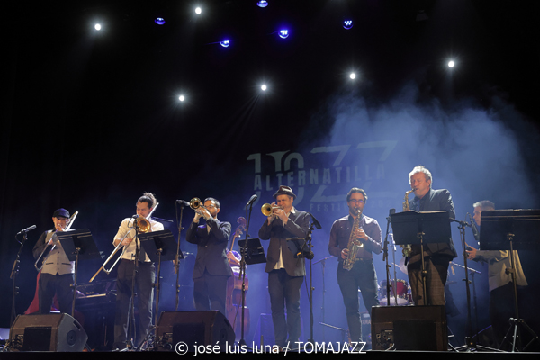 La Vella Dixieland. 45 anys (9º Alternatilla Jazz Festival 2025. Teatre Principal d'Inca. Mallorca. 2025-12-05) Por José Luis Luna Rocafort [INSTANTZZ AKA Galería fotográfica AKA Fotoblog de jazz, impro… y algo más] - Tomajazz - La Vella Dixieland. 45 anys actuó en el 9º Alternatilla Jazz Festival en el Teatre Principal d'Inca, Mallorca, el 5 de diciembre de 2025. José Luis Luna Rocafort lo retrata en INSTANTZZ. Actuaron Pep Gol, Pau Casares, Xavier Manau, Benoît Poinsot, Lluc Casares, Oriol Vallès, Pablo Martín, Gerard Nieto, Josemi Moraleda, Pinyu Martí