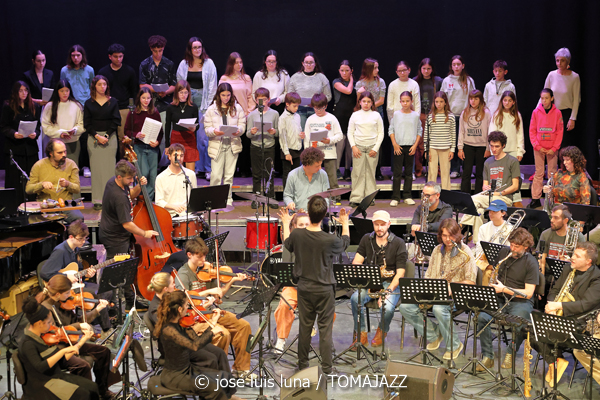 VooDoo Children Collective (9º Alternatilla Jazz Festival 2025. Auditori de Porreres. Mallorca. 2025-12-06) Por José Luis Luna Rocafort [INSTANTZZ AKA Galería fotográfica AKA Fotoblog de jazz, impro… y algo más] - Tomajazz - VooDoo Children Collective actuó en el 9º Alternatilla Jazz Festival 2025 en el Auditori de Porreres, Mallorca, el 6 de diciembre de 2025. José Luis Luna Rocafort lo retrata en INSTANTZZ. Actuaron Toni Vaquer, Diego Hervalejo, Camil Alcarazo, Joan Garcias, Ferran Martínez, Aina Tramullas, Antònia Santandreu, Carlos Cortés, Andreu Pitarch, Enric Fuster, Julian Sánchez, Maria Antònia Gili, Pep Garau, Víctor Carrascosa, Andreu Roig, Miguel Moisés, Miquel Gayà, Tomeu Garcias, Miquel Àngel Rigo, Miguel "Pintxo" Villar, Roque García, Tete Leal, Xavi Maldonado, Anggie Obin, Fernando Brox, Caterina Obrador, Ana Rodrigo, Joan Rotger, Roser Julià, Shanti Easton, Sinéad Cormican, Aina Mateu, Clementina Boeykens, Carmela Font, Macià Cerdà, Miquel Bennasar