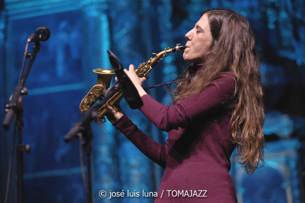 Eva Fernández Trío (9º Alternatilla Jazz Festival 2025. Església del Convent de Sant Domingo. Pollença. 2025-12-07) Por José Luis Luna Rocafort [INSTANTZZ AKA Galería fotográfica AKA Fotoblog de jazz, impro… y algo más] - Tomajazz - Eva Fernández Trío actuó en el 9º Alternatilla Jazz Festival 2025, en la Església del Convent de Sant Domingo, Pollença, el 7 de diciembre de 2025. José Luis Luna Rocafort lo retrata en INSTANTZZ. Con Eva Fernández, Josep Munar, Enric Fuster