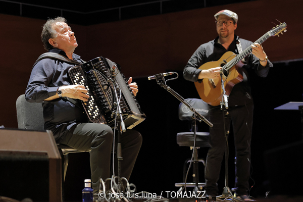 Richard Galliano "New Viaggio Trio" (9º Alternatilla Jazz Festival 2025. Conservatori Superior de Música de les Illes Balears. Palma. 2025-12-07) Por José Luis Luna Rocafort [INSTANTZZ AKA Galería fotográfica AKA Fotoblog de jazz, impro… y algo más] - Tomajazz - Richard Galliano "New Viaggio Trio" actuó en el 9º Alternatilla Jazz Festival, en CSM de les Illes Balears en Palma, el 7 de diciembre de 2025. José Luis Luna Rocafort lo retrata en INSTANTZZ. Actuaron Richard Galliano, Adrien Moignard, Philippe Aerts