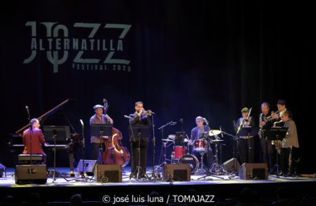 La Vella Dixieland. 45 anys (9º Alternatilla Jazz Festival 2025. Teatre Principal d'Inca. Mallorca. 2025-12-05) Por José Luis Luna Rocafort [INSTANTZZ AKA Galería fotográfica AKA Fotoblog de jazz, impro… y algo más] - Tomajazz - La Vella Dixieland. 45 anys actuó en el 9º Alternatilla Jazz Festival en el Teatre Principal d'Inca, Mallorca, el 5 de diciembre de 2025. José Luis Luna Rocafort lo retrata en INSTANTZZ. Actuaron Pep Gol, Pau Casares, Xavier Manau, Benoît Poinsot, Lluc Casares, Oriol Vallès, Pablo Martín, Gerard Nieto, Josemi Moraleda, Pinyu Martí