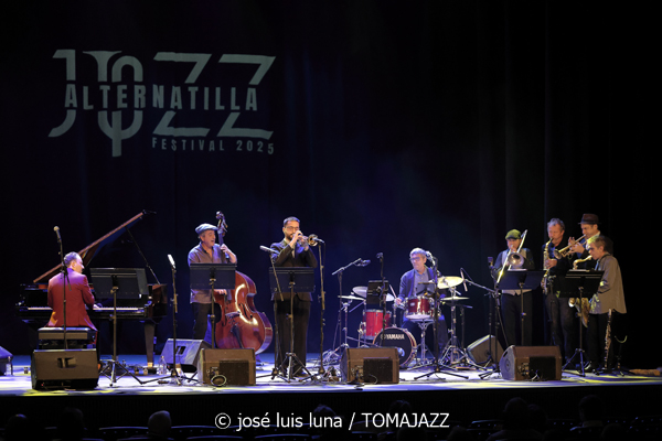 La Vella Dixieland. 45 anys (9º Alternatilla Jazz Festival 2025. Teatre Principal d'Inca. Mallorca. 2025-12-05) Por José Luis Luna Rocafort [INSTANTZZ AKA Galería fotográfica AKA Fotoblog de jazz, impro… y algo más] - Tomajazz - La Vella Dixieland. 45 anys actuó en el 9º Alternatilla Jazz Festival en el Teatre Principal d'Inca, Mallorca, el 5 de diciembre de 2025. José Luis Luna Rocafort lo retrata en INSTANTZZ. Actuaron Pep Gol, Pau Casares, Xavier Manau, Benoît Poinsot, Lluc Casares, Oriol Vallès, Pablo Martín, Gerard Nieto, Josemi Moraleda, Pinyu Martí