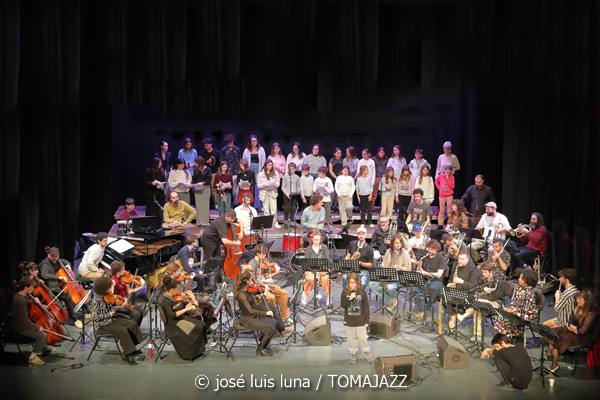 VooDoo Children Collective (9º Alternatilla Jazz Festival 2025. Auditori de Porreres. Mallorca. 2025-12-06) Por José Luis Luna Rocafort [INSTANTZZ AKA Galería fotográfica AKA Fotoblog de jazz, impro… y algo más] - Tomajazz - VooDoo Children Collective actuó en el 9º Alternatilla Jazz Festival 2025 en el Auditori de Porreres, Mallorca, el 6 de diciembre de 2025. José Luis Luna Rocafort lo retrata en INSTANTZZ. Actuaron Toni Vaquer, Diego Hervalejo, Camil Alcarazo, Joan Garcias, Ferran Martínez, Aina Tramullas, Antònia Santandreu, Carlos Cortés, Andreu Pitarch, Enric Fuster, Julian Sánchez, Maria Antònia Gili, Pep Garau, Víctor Carrascosa, Andreu Roig, Miguel Moisés, Miquel Gayà, Tomeu Garcias, Miquel Àngel Rigo, Miguel "Pintxo" Villar, Roque García, Tete Leal, Xavi Maldonado, Anggie Obin, Fernando Brox, Caterina Obrador, Ana Rodrigo, Joan Rotger, Roser Julià, Shanti Easton, Sinéad Cormican, Aina Mateu, Clementina Boeykens, Carmela Font, Macià Cerdà, Miquel Bennasar
