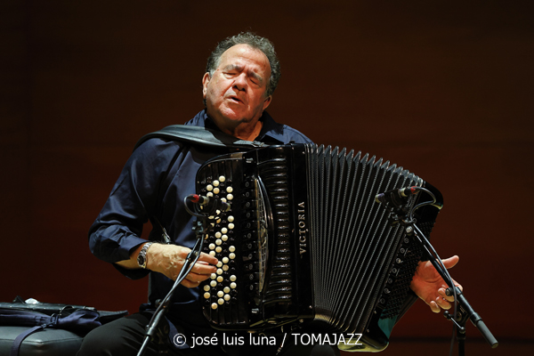 Richard Galliano "New Viaggio Trio" (9º Alternatilla Jazz Festival 2025. Conservatori Superior de Música de les Illes Balears. Palma. 2025-12-07) Por José Luis Luna Rocafort [INSTANTZZ AKA Galería fotográfica AKA Fotoblog de jazz, impro… y algo más] - Tomajazz - Richard Galliano "New Viaggio Trio" actuó en el 9º Alternatilla Jazz Festival, en CSM de les Illes Balears en Palma, el 7 de diciembre de 2025. José Luis Luna Rocafort lo retrata en INSTANTZZ. Actuaron Richard Galliano, Adrien Moignard, Philippe Aerts