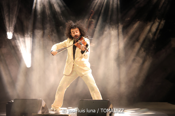 Ara Malikian (Trui Teatre. Palma de Mallorca. 2026-01-11) Por José Luis Luna Rocafort [INSTANTZZ AKA Galería fotográfica AKA Fotoblog de jazz, impro… y algo más] - Tomajazz - Ara Malikian actuó en Trui Teatre de Palma de Mallorca el 11 de enero de 2026. José Luis Luna Rocafort lo retrata en INSTANTZZ. Con Ara Malikian, Iván "Melón" Lewis, Dayan Abad García, Iván Ruiz Machado, Georvis ico Millán