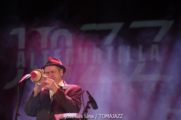 La Vella Dixieland. 45 anys (9º Alternatilla Jazz Festival 2025. Teatre Principal d'Inca. Mallorca. 2025-12-05) Por José Luis Luna Rocafort [INSTANTZZ AKA Galería fotográfica AKA Fotoblog de jazz, impro… y algo más] - Tomajazz - La Vella Dixieland. 45 anys actuó en el 9º Alternatilla Jazz Festival en el Teatre Principal d'Inca, Mallorca, el 5 de diciembre de 2025. José Luis Luna Rocafort lo retrata en INSTANTZZ. Actuaron Pep Gol, Pau Casares, Xavier Manau, Benoît Poinsot, Lluc Casares, Oriol Vallès, Pablo Martín, Gerard Nieto, Josemi Moraleda, Pinyu Martí
