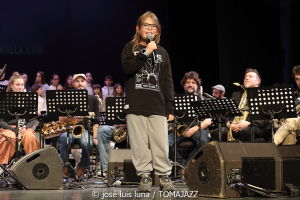 VooDoo Children Collective (9º Alternatilla Jazz Festival 2025. Auditori de Porreres. Mallorca. 2025-12-06) Por José Luis Luna Rocafort [INSTANTZZ AKA Galería fotográfica AKA Fotoblog de jazz, impro… y algo más] - Tomajazz - VooDoo Children Collective actuó en el 9º Alternatilla Jazz Festival 2025 en el Auditori de Porreres, Mallorca, el 6 de diciembre de 2025. José Luis Luna Rocafort lo retrata en INSTANTZZ. Actuaron Toni Vaquer, Diego Hervalejo, Camil Alcarazo, Joan Garcias, Ferran Martínez, Aina Tramullas, Antònia Santandreu, Carlos Cortés, Andreu Pitarch, Enric Fuster, Julian Sánchez, Maria Antònia Gili, Pep Garau, Víctor Carrascosa, Andreu Roig, Miguel Moisés, Miquel Gayà, Tomeu Garcias, Miquel Àngel Rigo, Miguel "Pintxo" Villar, Roque García, Tete Leal, Xavi Maldonado, Anggie Obin, Fernando Brox, Caterina Obrador, Ana Rodrigo, Joan Rotger, Roser Julià, Shanti Easton, Sinéad Cormican, Aina Mateu, Clementina Boeykens, Carmela Font, Macià Cerdà, Miquel Bennasar