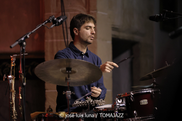 Eva Fernández Trío (9º Alternatilla Jazz Festival 2025. Església del Convent de Sant Domingo. Pollença. 2025-12-07) Por José Luis Luna Rocafort [INSTANTZZ AKA Galería fotográfica AKA Fotoblog de jazz, impro… y algo más] - Tomajazz - Eva Fernández Trío actuó en el 9º Alternatilla Jazz Festival 2025, en la Església del Convent de Sant Domingo, Pollença, el 7 de diciembre de 2025. José Luis Luna Rocafort lo retrata en INSTANTZZ. Con Eva Fernández, Josep Munar, Enric Fuster