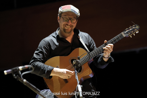Richard Galliano "New Viaggio Trio" (9º Alternatilla Jazz Festival 2025. Conservatori Superior de Música de les Illes Balears. Palma. 2025-12-07) Por José Luis Luna Rocafort [INSTANTZZ AKA Galería fotográfica AKA Fotoblog de jazz, impro… y algo más] - Tomajazz - Richard Galliano "New Viaggio Trio" actuó en el 9º Alternatilla Jazz Festival, en CSM de les Illes Balears en Palma, el 7 de diciembre de 2025. José Luis Luna Rocafort lo retrata en INSTANTZZ. Actuaron Richard Galliano, Adrien Moignard, Philippe Aerts