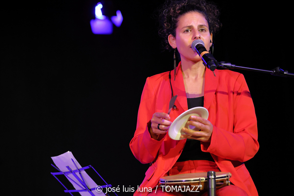 Baiao de Duas (Caixaforum Palma. 2025-12-27) Por José Luis Luna Rocafort [INSTANTZZ AKA Galería fotográfica AKA Fotoblog de jazz, impro… y algo más] - Tomajazz - Baiao de Duas actuó en Caixaforum Palma el 27 de diciembre de 2025. José Luis Luna Rocafort lo retrata en INSTANTZZ. Actuaron Aninha Paschoal, Kadija Teles