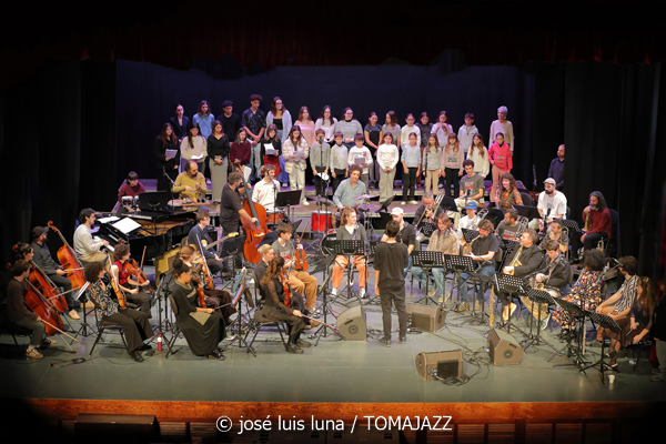VooDoo Children Collective (9º Alternatilla Jazz Festival 2025. Auditori de Porreres. Mallorca. 2025-12-06) Por José Luis Luna Rocafort [INSTANTZZ AKA Galería fotográfica AKA Fotoblog de jazz, impro… y algo más] - Tomajazz - VooDoo Children Collective actuó en el 9º Alternatilla Jazz Festival 2025 en el Auditori de Porreres, Mallorca, el 6 de diciembre de 2025. José Luis Luna Rocafort lo retrata en INSTANTZZ. Actuaron Toni Vaquer, Diego Hervalejo, Camil Alcarazo, Joan Garcias, Ferran Martínez, Aina Tramullas, Antònia Santandreu, Carlos Cortés, Andreu Pitarch, Enric Fuster, Julian Sánchez, Maria Antònia Gili, Pep Garau, Víctor Carrascosa, Andreu Roig, Miguel Moisés, Miquel Gayà, Tomeu Garcias, Miquel Àngel Rigo, Miguel "Pintxo" Villar, Roque García, Tete Leal, Xavi Maldonado, Anggie Obin, Fernando Brox, Caterina Obrador, Ana Rodrigo, Joan Rotger, Roser Julià, Shanti Easton, Sinéad Cormican, Aina Mateu, Clementina Boeykens, Carmela Font, Macià Cerdà, Miquel Bennasar