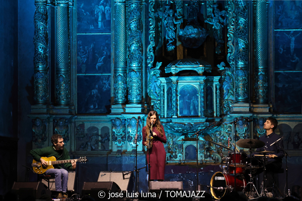 Eva Fernández Trío (9º Alternatilla Jazz Festival 2025. Església del Convent de Sant Domingo. Pollença. 2025-12-07) Por José Luis Luna Rocafort [INSTANTZZ AKA Galería fotográfica AKA Fotoblog de jazz, impro… y algo más] - Tomajazz - Eva Fernández Trío actuó en el 9º Alternatilla Jazz Festival 2025, en la Església del Convent de Sant Domingo, Pollença, el 7 de diciembre de 2025. José Luis Luna Rocafort lo retrata en INSTANTZZ. Con Eva Fernández, Josep Munar, Enric Fuster
