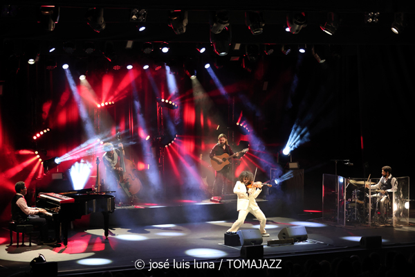 Ara Malikian (Trui Teatre. Palma de Mallorca. 2026-01-11) Por José Luis Luna Rocafort [INSTANTZZ AKA Galería fotográfica AKA Fotoblog de jazz, impro… y algo más] - Tomajazz - Ara Malikian actuó en Trui Teatre de Palma de Mallorca el 11 de enero de 2026. José Luis Luna Rocafort lo retrata en INSTANTZZ. Con Ara Malikian, Iván "Melón" Lewis, Dayan Abad García, Iván Ruiz Machado, Georvis ico Millán