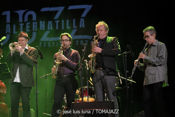 La Vella Dixieland. 45 anys (9º Alternatilla Jazz Festival 2025. Teatre Principal d'Inca. Mallorca. 2025-12-05) Por José Luis Luna Rocafort [INSTANTZZ AKA Galería fotográfica AKA Fotoblog de jazz, impro… y algo más] - Tomajazz - La Vella Dixieland. 45 anys actuó en el 9º Alternatilla Jazz Festival en el Teatre Principal d'Inca, Mallorca, el 5 de diciembre de 2025. José Luis Luna Rocafort lo retrata en INSTANTZZ. Actuaron Pep Gol, Pau Casares, Xavier Manau, Benoît Poinsot, Lluc Casares, Oriol Vallès, Pablo Martín, Gerard Nieto, Josemi Moraleda, Pinyu Martí