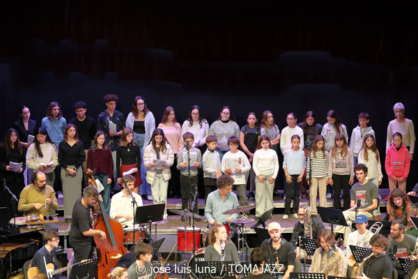 VooDoo Children Collective (9º Alternatilla Jazz Festival 2025. Auditori de Porreres. Mallorca. 2025-12-06) Por José Luis Luna Rocafort [INSTANTZZ AKA Galería fotográfica AKA Fotoblog de jazz, impro… y algo más] - Tomajazz - VooDoo Children Collective actuó en el 9º Alternatilla Jazz Festival 2025 en el Auditori de Porreres, Mallorca, el 6 de diciembre de 2025. José Luis Luna Rocafort lo retrata en INSTANTZZ. Actuaron Toni Vaquer, Diego Hervalejo, Camil Alcarazo, Joan Garcias, Ferran Martínez, Aina Tramullas, Antònia Santandreu, Carlos Cortés, Andreu Pitarch, Enric Fuster, Julian Sánchez, Maria Antònia Gili, Pep Garau, Víctor Carrascosa, Andreu Roig, Miguel Moisés, Miquel Gayà, Tomeu Garcias, Miquel Àngel Rigo, Miguel "Pintxo" Villar, Roque García, Tete Leal, Xavi Maldonado, Anggie Obin, Fernando Brox, Caterina Obrador, Ana Rodrigo, Joan Rotger, Roser Julià, Shanti Easton, Sinéad Cormican, Aina Mateu, Clementina Boeykens, Carmela Font, Macià Cerdà, Miquel Bennasar