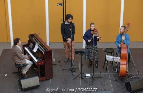 Alternatilla JazzBand versión 25.3 (9º Alternatilla Jazz Festival 2025.Patio de Sa Congregació. Sa Pobla. 2025-12-07) Por José Luis Luna Rocafort [INSTANTZZ AKA Galería fotográfica AKA Fotoblog de jazz, impro… y algo más] - Tomajazz - Alternatilla JazzBand versión 25.3 actuó en el 9º Alternatilla Jazz Festival en el Patio de Sa Congregació en Sa Pobla, el 7 de diciembre de 2025. José Luis Luna Rocafort lo retrata en INSTANTZZ. Participaron Fernando Brox, Marko Lohikari, Pierre Bauzerand, Sinéad Cormican