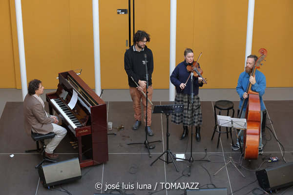 Alternatilla JazzBand versión 25.3 (9º Alternatilla Jazz Festival 2025.Patio de Sa Congregació. Sa Pobla. 2025-12-07) Por José Luis Luna Rocafort [INSTANTZZ AKA Galería fotográfica AKA Fotoblog de jazz, impro… y algo más] - Tomajazz - Alternatilla JazzBand versión 25.3 actuó en el 9º Alternatilla Jazz Festival en el Patio de Sa Congregació en Sa Pobla, el 7 de diciembre de 2025. José Luis Luna Rocafort lo retrata en INSTANTZZ. Participaron Fernando Brox, Marko Lohikari, Pierre Bauzerand, Sinéad Cormican