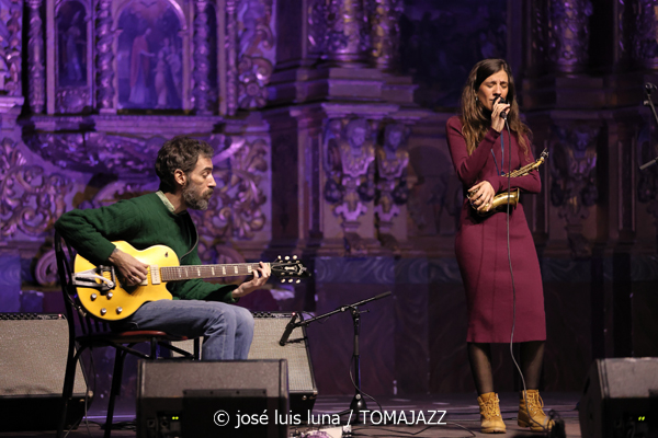 Eva Fernández Trío (9º Alternatilla Jazz Festival 2025. Església del Convent de Sant Domingo. Pollença. 2025-12-07) Por José Luis Luna Rocafort [INSTANTZZ AKA Galería fotográfica AKA Fotoblog de jazz, impro… y algo más] - Tomajazz - Eva Fernández Trío actuó en el 9º Alternatilla Jazz Festival 2025, en la Església del Convent de Sant Domingo, Pollença, el 7 de diciembre de 2025. José Luis Luna Rocafort lo retrata en INSTANTZZ. Con Eva Fernández, Josep Munar, Enric Fuster