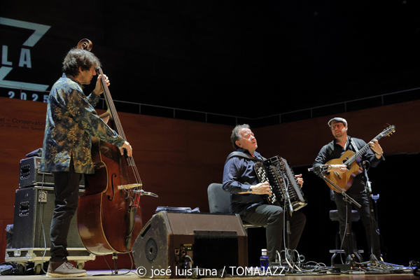 Richard Galliano "New Viaggio Trio" (9º Alternatilla Jazz Festival 2025. Conservatori Superior de Música de les Illes Balears. Palma. 2025-12-07) Por José Luis Luna Rocafort [INSTANTZZ AKA Galería fotográfica AKA Fotoblog de jazz, impro… y algo más] - Tomajazz - Richard Galliano "New Viaggio Trio" actuó en el 9º Alternatilla Jazz Festival, en CSM de les Illes Balears en Palma, el 7 de diciembre de 2025. José Luis Luna Rocafort lo retrata en INSTANTZZ. Actuaron Richard Galliano, Adrien Moignard, Philippe Aerts