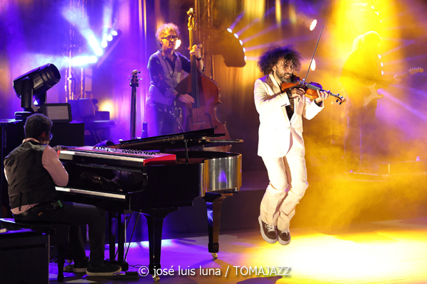 Ara Malikian (Trui Teatre. Palma de Mallorca. 2026-01-11) Por José Luis Luna Rocafort [INSTANTZZ AKA Galería fotográfica AKA Fotoblog de jazz, impro… y algo más] - Tomajazz - Ara Malikian actuó en Trui Teatre de Palma de Mallorca el 11 de enero de 2026. José Luis Luna Rocafort lo retrata en INSTANTZZ. Con Ara Malikian, Iván "Melón" Lewis, Dayan Abad García, Iván Ruiz Machado, Georvis ico Millán